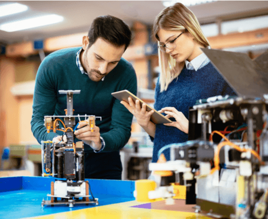 Electrical-Engineers-working-together